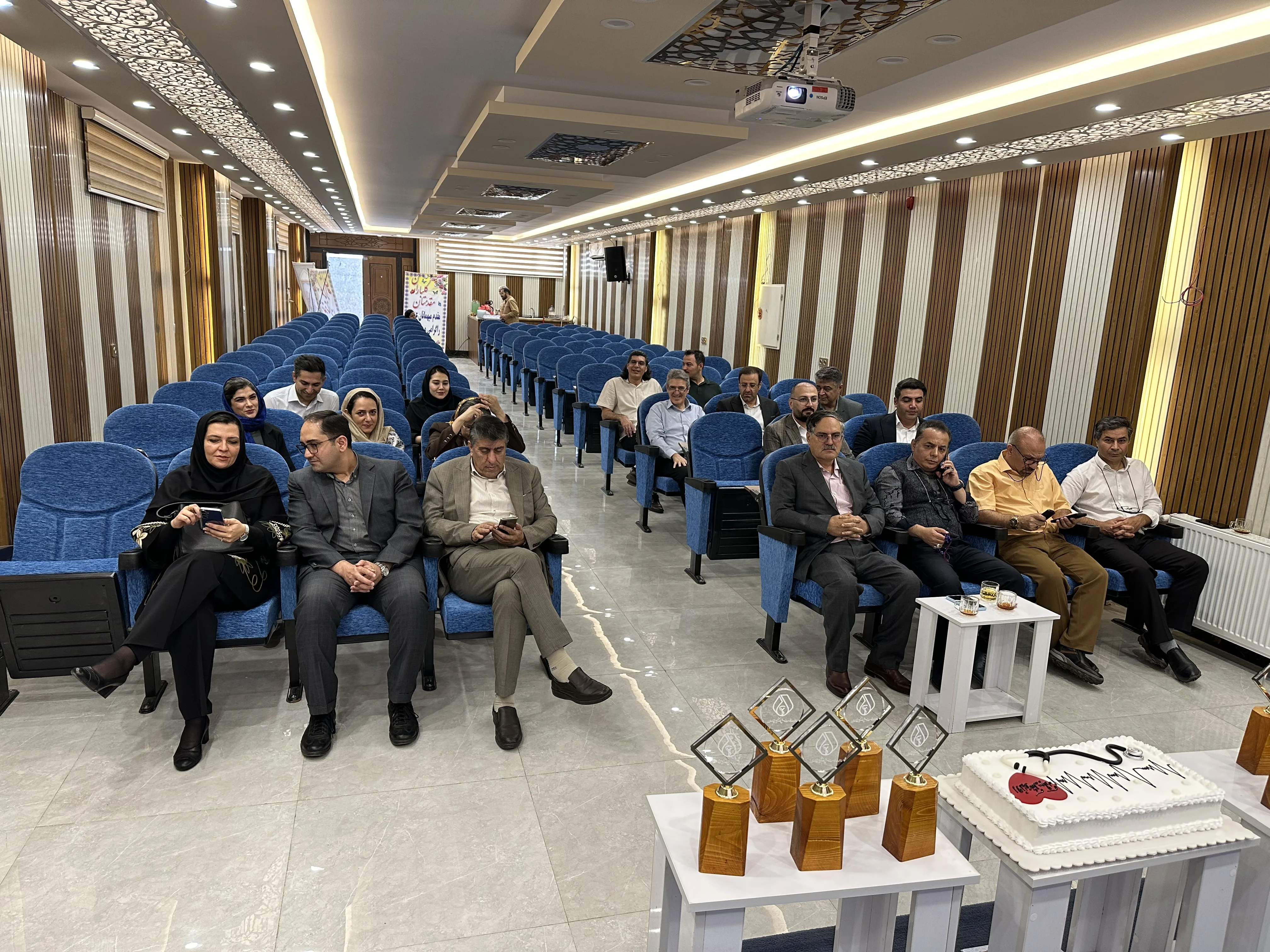 مطلب نمونه با موبایل